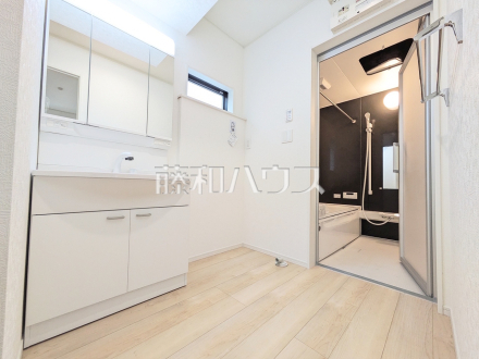 ≪5号棟　洗面室≫三面鏡付きの洗面台。鏡の裏にも収納があり、歯ブラシや化粧品等もすっきり収納できます。　　【三鷹市大沢５丁目】
／撮影日2025/09/04