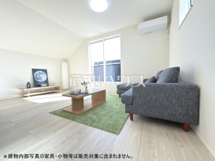 リビング　家族の存在を近くに感じ、心安らぐこの空間はいつも心地よく、気が付けば楽しい一日が終わろうとしている、そんな憩いのリビングです。【日野市東平山２丁目】／撮影日2026/02/09