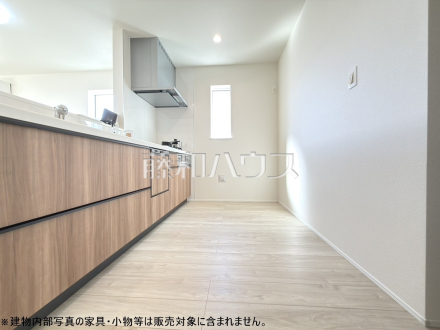 キッチン　【日野市東平山２丁目】窓のある明るいキッチンは、対面式なのでコミュニケーションも取りやすいです。／撮影日2026/02/09