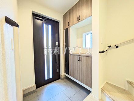 玄関　【日野市東平山２丁目】自然光を取り入れ明るい空間になるよう設計された玄関です。／撮影日2025/11/08