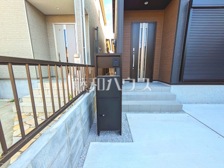 宅配ボックス【日野市東平山２丁目】　ネット通販での荷物の受取り時に役立つ宅配ボックス！外出中でも帰宅時間を気にせず受け取れるのは便利ですね／撮影日2025/11/08