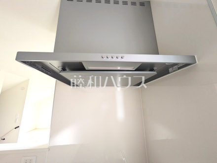 レンジフード　【日野市東平山２丁目】　お手入れのしやすいレンジフードは見た目もスッキリしていて、料理時の油煙やニオイを効率的に外に出せます。／撮影日2025/11/08