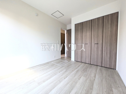 居室　【日野市東平山２丁目】木目が美しいウッディなフローリングの居室は、穏やかで心安らぐ空間となるでしょう。／撮影日2025/11/08