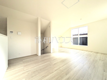 リビング　【日野市東平山２丁目】家族が集まるリビングに階段を設ける事で、自然と家族のコミュニケーションが広がります。／撮影日2025/11/08