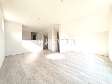 リビング　【日野市東平山２丁目】家族が揃って食事できるゆとりある大きさのLDK約18.1帖／撮影日2025/11/08