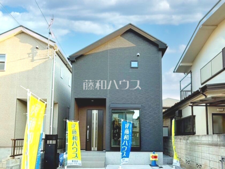 外観　【日野市東平山２丁目】モノトーンを中心とした配色の現代的なデザイン。直線的ですっきりとしたスクエアなデザインが、お客様のお住まいを都会的に印象づけます。／撮影日2026/02/13