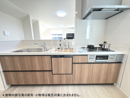 キッチン　【日野市東平山２丁目】 使いやすくスタイリッシュなシステムキッチンには、毎日お使いになる方の視点が存分に活かされています。 ／撮影日2026/02/09