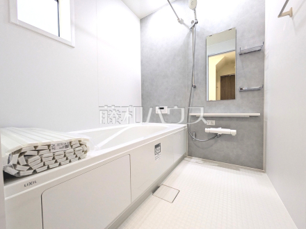 浴室　【日野市東平山２丁目】浴室は湿気がたまりやすいですが、窓があるだけで換気もできてカビ対策にもなるので嬉しいですね。／撮影日2025/11/08