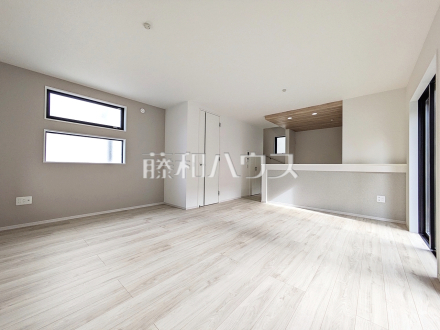 ≪2号棟　リビング≫ナチュラルな色を基調とした落ち着きのあるリビングダイニングは、リラックスできる癒し空間です。【府中市浅間町４丁目】／撮影日2025/11/23