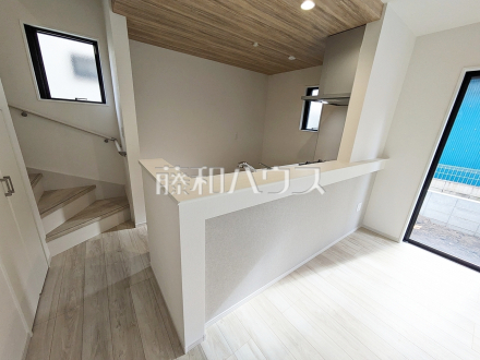 ≪2号棟　キッチン≫明るい陽光に満たされる心地よいキッチンで、気持ちよくお料理ができます。【府中市浅間町４丁目】／撮影日2025/11/23