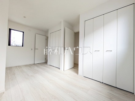 ≪2号棟　居室≫各部屋に収納も完備されるため、部屋もしっかり片付きそうですね♪　【府中市浅間町４丁目】／撮影日2025/11/23