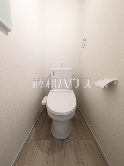 ≪2号棟　トイレ≫１、２階にウォシュレット付の省エネタイプのお手洗いが完備されております♪　【府中市浅間町４丁目】／撮影日2025/11/23