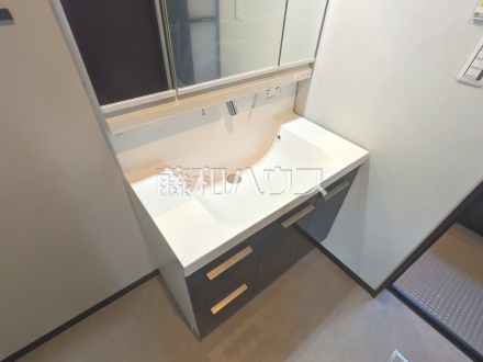 14号棟　洗面化粧台　【小平市小川町１丁目】　洗面化粧台のボウルは汚れにくく、幅も広めでお掃除も楽々できます。／撮影日2025/07/07