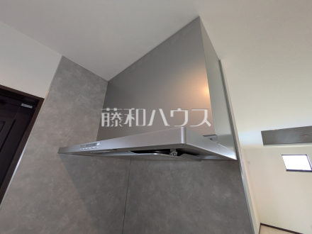 14号棟　レンジフード　【小平市小川町１丁目】　お手入れのしやすいレンジフードは見た目もスッキリしていて、料理時の油煙やニオイを効率的に外に出せます。／撮影日2025/07/07