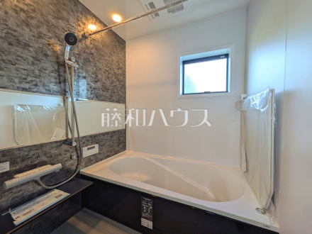 14号棟　浴室　【小平市小川町１丁目】
落ち着いた色合いで疲れたからだを癒す、贅沢なくつろぎ空間です。　／撮影日2025/07/07