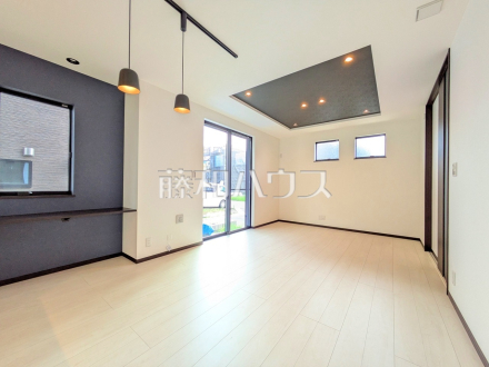 14号棟　リビング　【小平市小川町１丁目】
家族の存在を近くに感じ、心安らぐこの空間はいつも心地よく、気が付けば楽しい一日が終わろうとしている、そんな憩いのリビングです。　／撮影日2025/07/07