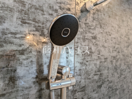 14号棟　スイッチ付シャワーヘッド　【小平市小川町１丁目】　浴室のシャワーは手元で止水ができるスイッチ付シャワーヘッドにより、さらに節水効果がアップします。／撮影日2025/07/07