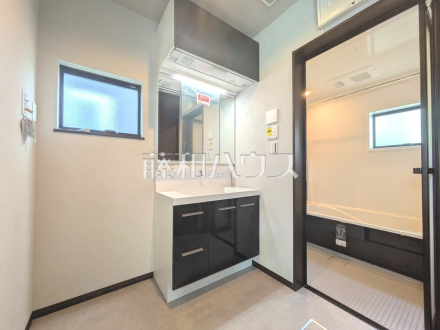 14号棟　洗面室　【小平市小川町１丁目】
三面鏡付きの洗面台。鏡の裏にも収納があり、歯ブラシや化粧品等もすっきり収納できます。　／撮影日2025/07/07