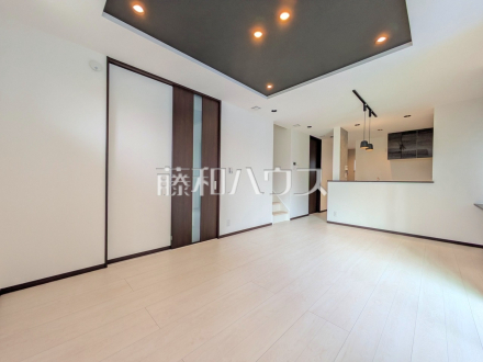 14号棟　リビング　【小平市小川町１丁目】
対面キッチンを採用したリビングは明るく開放感を主として設計しました。一日の中で一番長く家族が集まる場所だから機能性と利便性を重視しました。　／撮影日2025/07/07