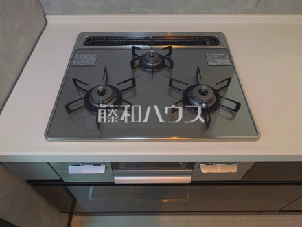 14号棟　3口ガラストップコンロ　【小平市小川町１丁目】　フラットな表面で汚れも拭きとりやすく、お掃除が簡単な3口ガラストップコンロ／撮影日2025/07/07