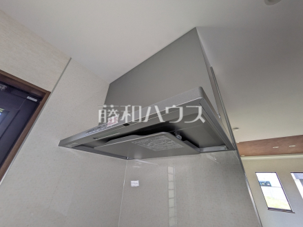 15号棟　レンジフード　【小平市小川町１丁目】　お手入れのしやすいレンジフードは見た目もスッキリしていて、料理時の油煙やニオイを効率的に外に出せます。 ／撮影日2025/07/21