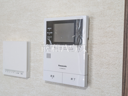 15号棟　TVモニター付きインターホン　【小平市小川町１丁目】　TVモニター付きインターホンのため訪問者がひと目で分かります。／撮影日2025/07/21