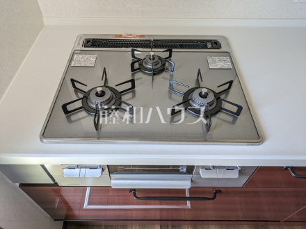 15号棟　3口ガラストップコンロ　【小平市小川町１丁目】　フラットな表面で汚れも拭きとりやすく、お掃除が簡単な3口ガラストップコンロ／撮影日2025/07/21