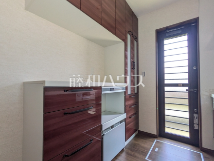 15号棟　キッチン　【小平市小川町１丁目】
カップボード付きで収納もバッチリ！家事がはかどりそうですね。　／撮影日2025/07/21