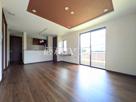 15号棟　リビング　【小平市小川町１丁目】
対面キッチンを採用したリビングは明るく開放感を主として設計しました。一日の中で一番長く家族が集まる場所だから機能性と利便性を重視しました。　／撮影日2025/07/21