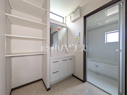 15号棟　洗面室　【小平市小川町１丁目】
洗面室にはバスタオルや洗面具などをきれいに整理できる便利な棚を設置しました。　／撮影日2025/07/21