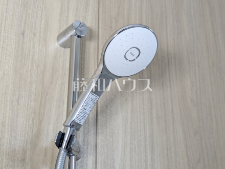 15号棟　スイッチ付シャワーヘッド　【小平市小川町１丁目】　浴室のシャワーは手元で止水ができるスイッチ付シャワーヘッドにより、さらに節水効果がアップします。／撮影日2025/07/21