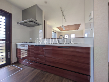 15号棟　キッチン　【小平市小川町１丁目】
ご家族の様子がわかり、会話も楽しめる対面式システムキッチン　／撮影日2025/07/21