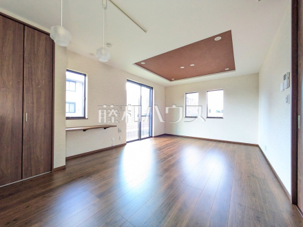 15号棟　リビング　【小平市小川町１丁目】
たっぷりの日差しや心地良い風が入る、広々としたリビングが魅力　／撮影日2025/07/21