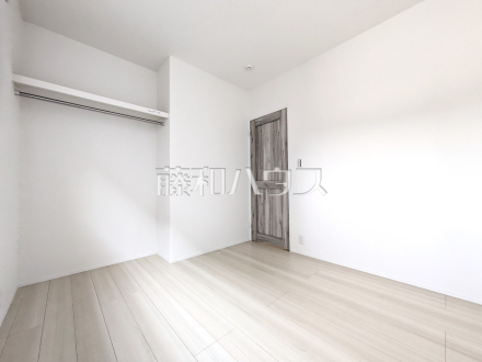 1号棟　居室　【八王子市小宮町】各居室にはクローゼットを完備し、家具を置くスペースが確保しやすい設計がされております。／撮影日2026/01/15