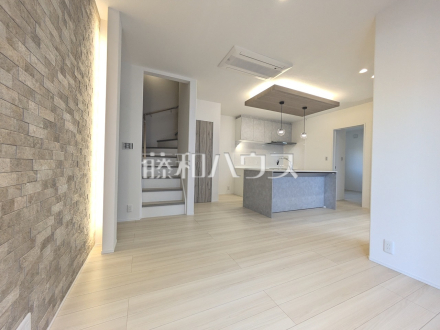 1号棟　リビング　【八王子市小宮町】対面キッチンを採用したリビングは明るく開放感を主として設計しました。一日の中で一番長く家族が集まる場所だから機能性と利便性を重視しました。／撮影日2026/01/15