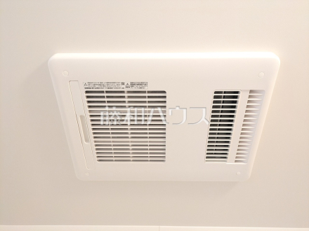 1号棟　浴室換気乾燥機　【八王子市小宮町】　換気機能によってバスルーム内のカビの発生を抑制できます。夜間や雨天時の洗濯物の乾燥に便利な乾燥機能も装備。／撮影日2026/01/15