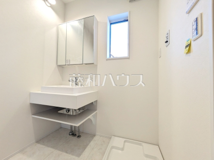 1号棟　洗面室　【八王子市小宮町】洗面台はミラーの下から洗面ボウルまで、つなぎ目がなく一体型となっているのでお掃除も楽々です。また、水栓周りも水アカが付きづらい構造の為キレイを持続できます。／撮影日2026/01/15