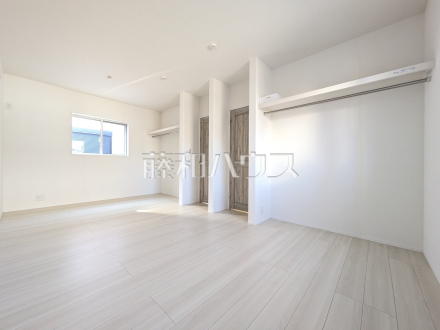 1号棟　居室　【八王子市小宮町】
2ドア1ルームの洋室。お子様の成長に合わせ、小さいころは同じ部屋で、大きくなったら間仕切りすることも可能です。／撮影日2026/01/15