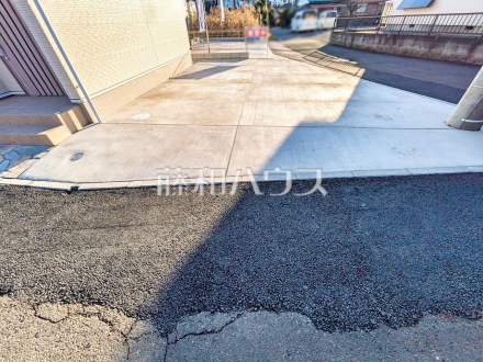 A号棟　カースペース　【八王子市小宮町】
間口も十分な幅があり、大きめの車（車種による）でもラクラク駐車していただけます。　／撮影日2025/12/06