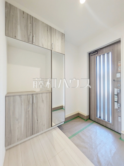 1号棟　玄関ホール　【八王子市小宮町】
自然光を取り入れ明るい空間になるよう設計された玄関です。　／撮影日2026/01/15