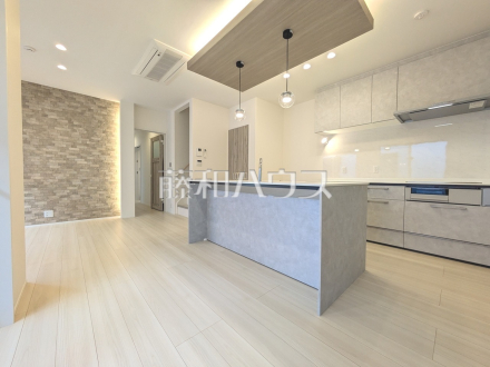 1号棟　キッチン　【八王子市小宮町】細部までデザインされたこだわりの新邸です。折下げ天井と間接照明の組み合わせが、まるで注文住宅のような装いです。ぜひ実際に現地で建物をご覧になってみませんか。／撮影日2026/01/15