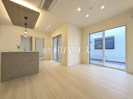 1号棟　リビング　【八王子市小宮町】たくさんの窓から陽が差し込む明るく開放的なリビングは、家族の会話が自然と生まれるリビングイン階段。／撮影日2026/01/15