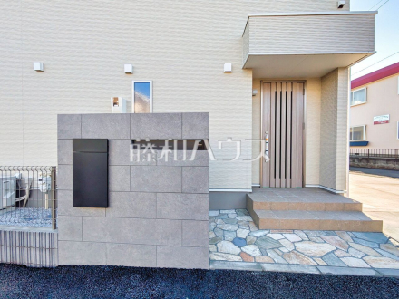 A号棟　玄関へのアプローチ　【八王子市小宮町】スタイリッシュな門塀がステキですね♪／撮影日2025/12/06