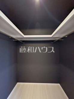 2号棟　ウォークインクローゼット収納　【八王子市小宮町】お洋服等がたくさん収納できて便利です。　／撮影日2026/01/15