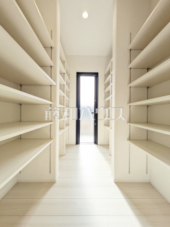 2号棟　パントリー　【八王子市小宮町】キッチンにはパントリーがあり、食品などをしっかりストックできます。／撮影日2026/01/15