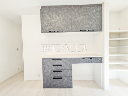 2号棟　収納　【八王子市小宮町】キッチンのキャビネットはスライド式を採用しており、奥に収納した物も引き出すだけで一目で分かります。／撮影日2026/01/15