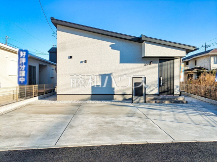 2号棟　外観　【八王子市小宮町】カースペースは３台駐車も可能な広さがあります。／撮影日2025/12/06