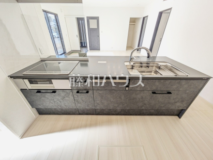 2号棟　キッチン　【八王子市小宮町】
見学はしたいけど、なかなか時間が取れない…そんな方に出勤前や仕事終わりにマイホームを見学できるサポートをいたします。／撮影日2026/01/15