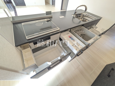 2号棟　キッチンのスライド収納　【八王子市小宮町】
収納力豊富なスライド収納付きシステムキッチン。大きな鍋やフライパンの出し入れもスムーズです。　／撮影日2026/01/15