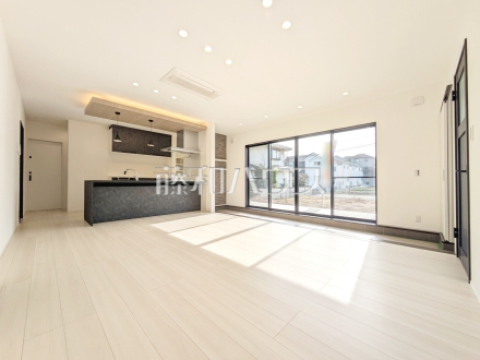 2号棟　リビング　【八王子市小宮町】
大きなソファーを置いても圧迫感がない約17帖の広々LDK。窓からは陽光をたっぷり採り込み、明るく快適な団らん空間となっております。　／撮影日2026/01/15